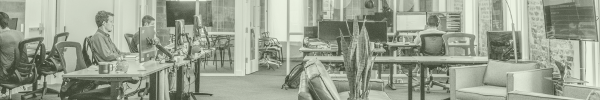 Personnes travaillant en open space