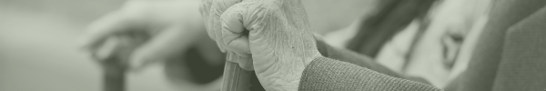 Personne âgée tenant une canne