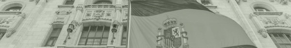 Drapeau espagnol hissé devant un immeuble
