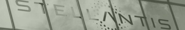 Logo de Stellantis sur une baie vitrée