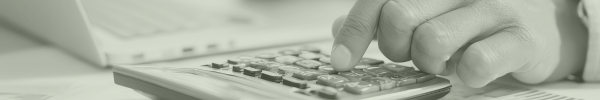 Main appuyant sur la touche d'une calculatrice