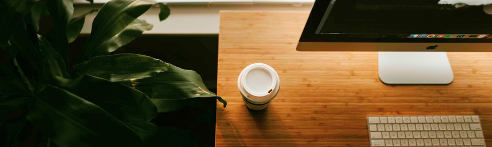 Bureau, ordinateur, clavier et café