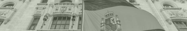 Drapeau espagnol hissé devant un immeuble
